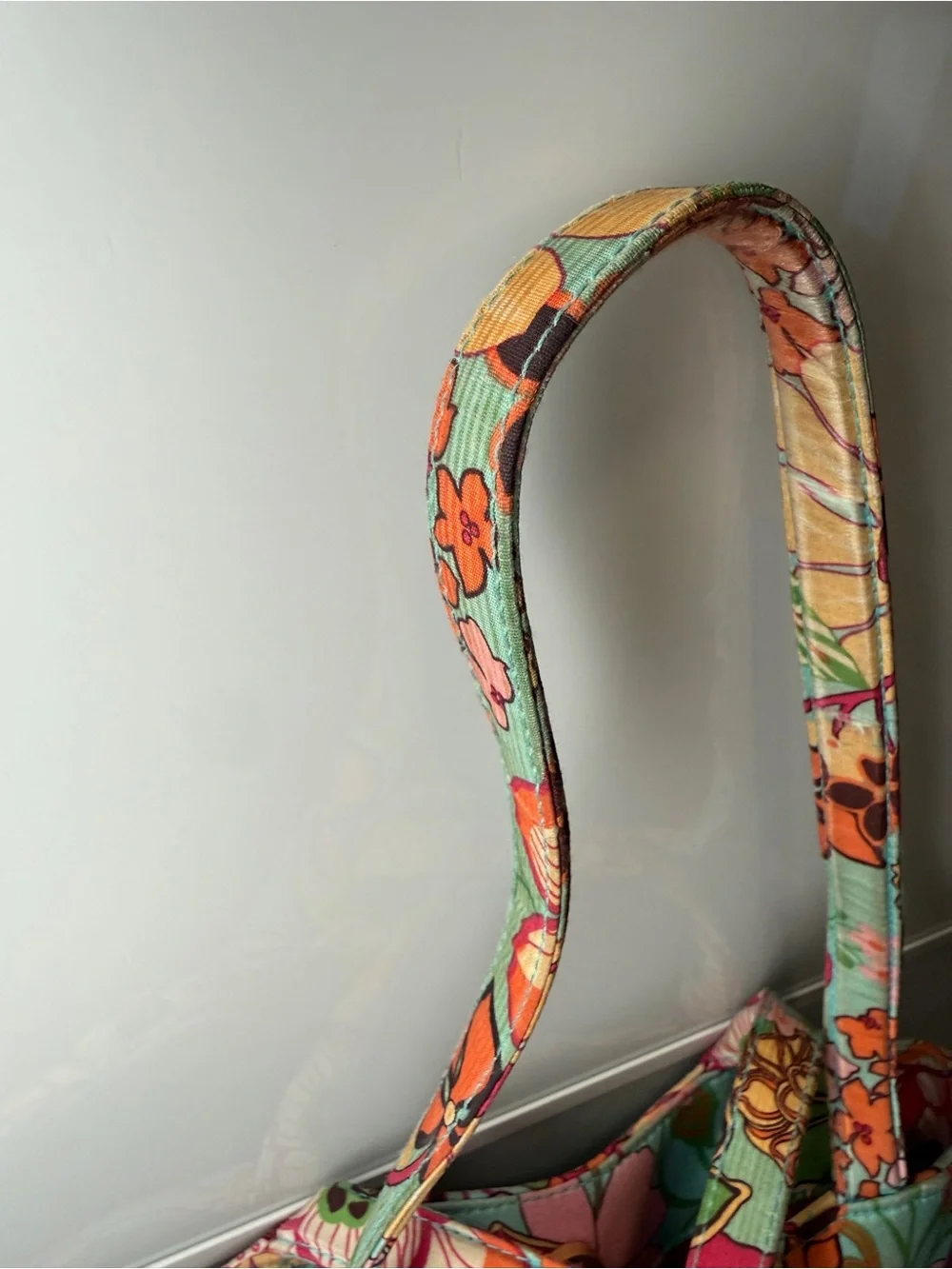 Vera Bradley 100% Silk Lisa B Floral Shoulder Bag - Picture 6 of 7